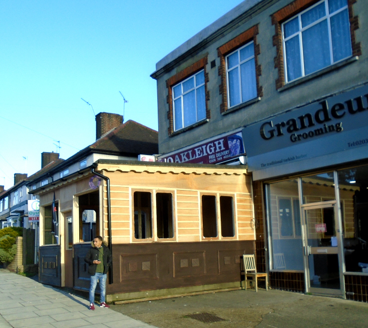 Oakleigh Road North, N20
