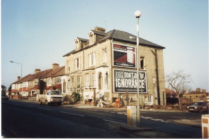 Oakleigh Road North, N20