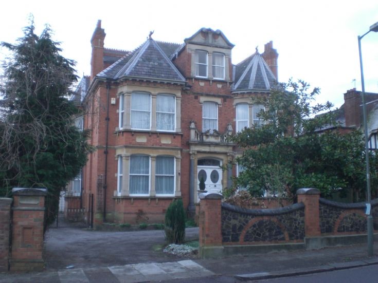 Oakleigh Park North, N20