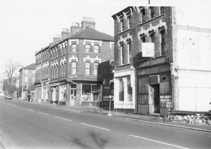 Station Road, N11
