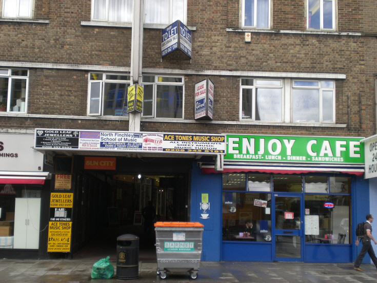 High Road, North Finchley