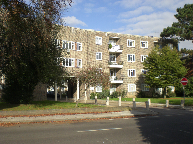 Oakleigh Park North, N20