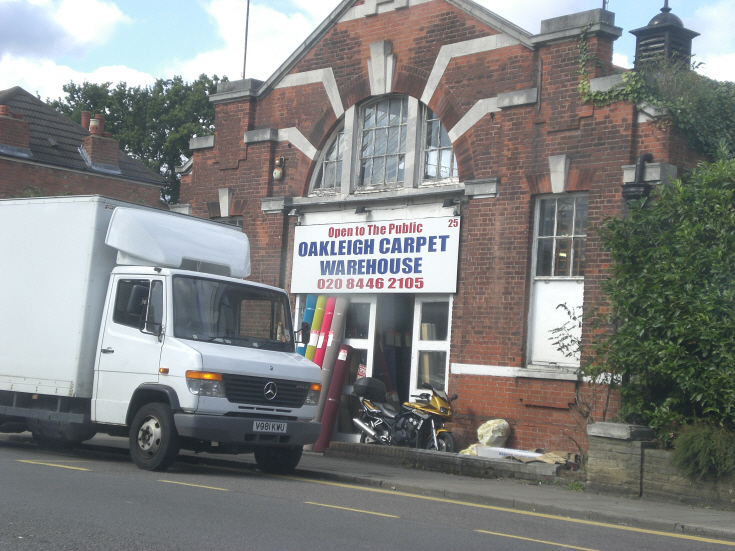 Oakleigh Road North, N20