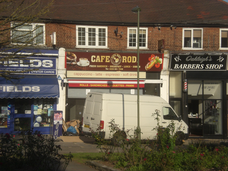 Oakleigh Road North, N20