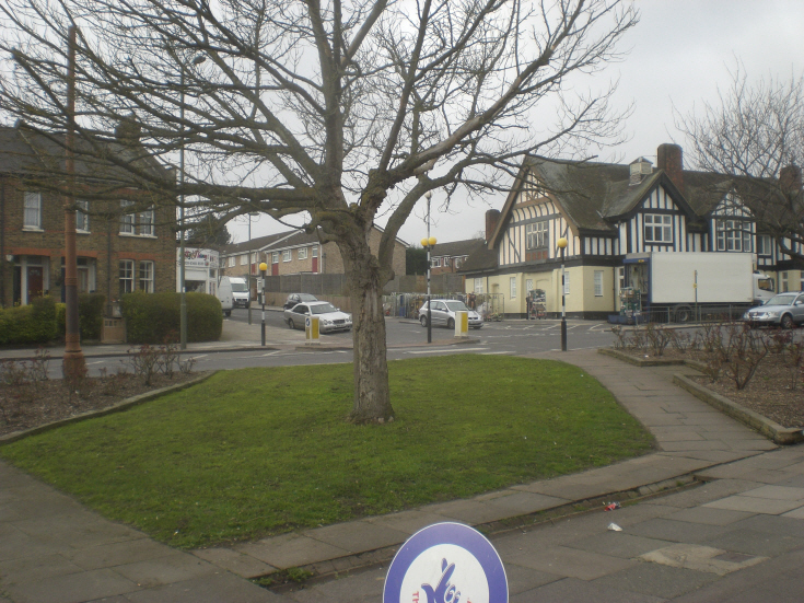 Oakleigh Road North, N20