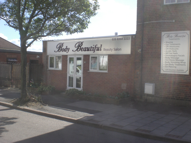 Oakleigh Road North, N20