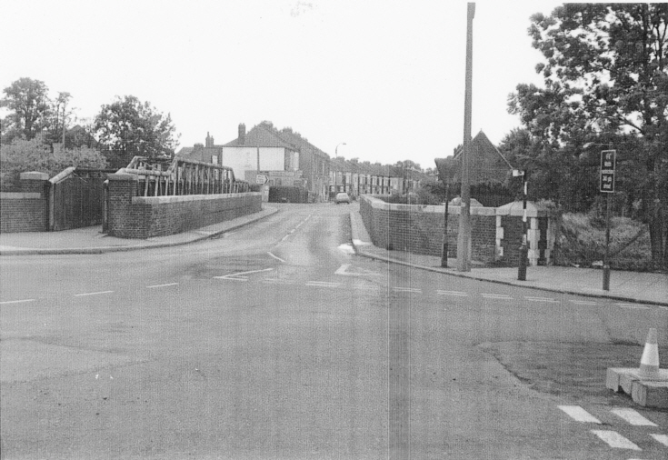 Oakleigh Road North, N20