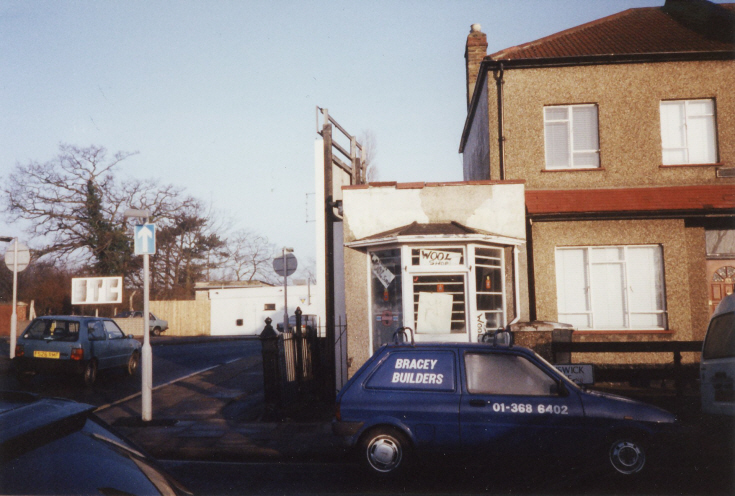 Oakleigh Road North, N11