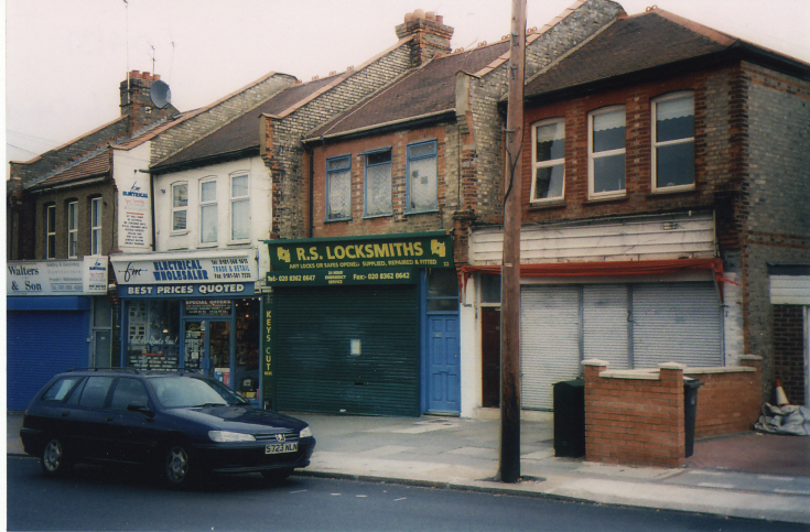 Oakleigh Road South, N11