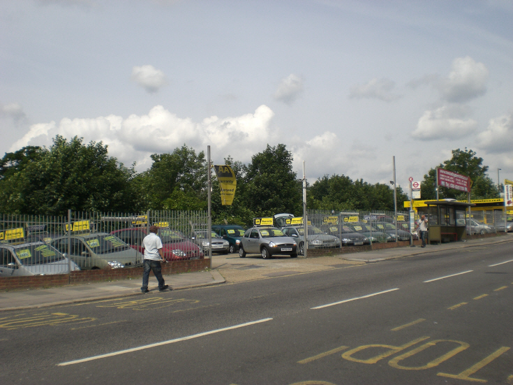 Station Road, N11