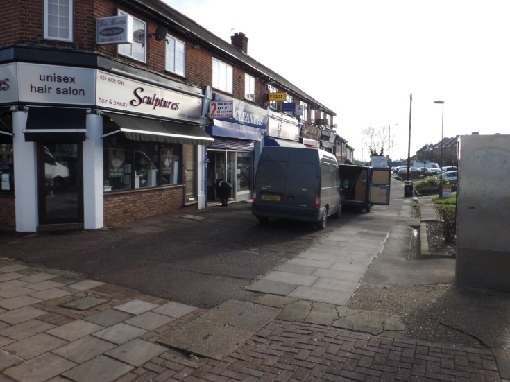 Oakleigh Road North, N20