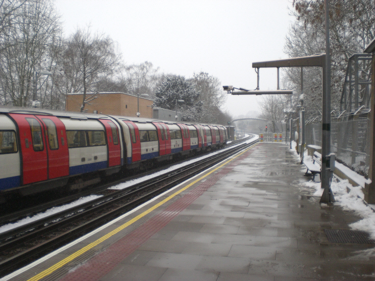 Totteridge & Whetstone Station