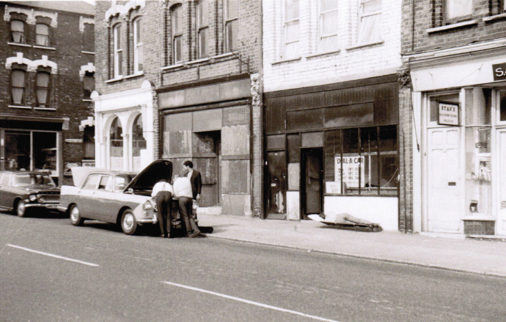 Station Road, N11