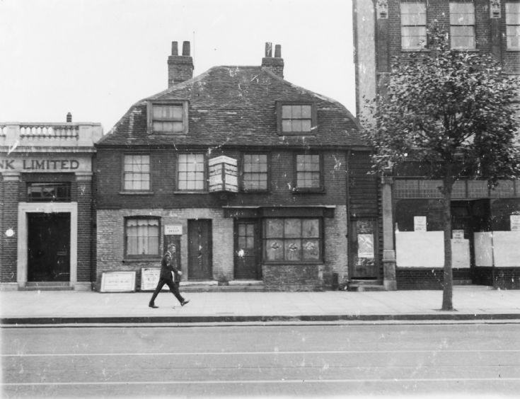 High Road, Whetstone