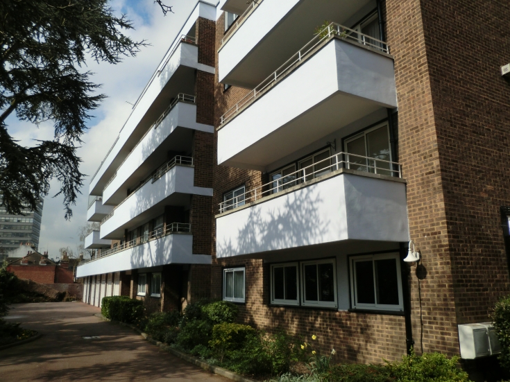 Oakleigh Road North, N20