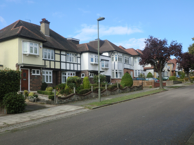 Church Crescent, N20