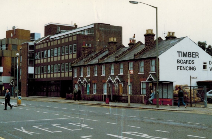 High Road, Whetstone