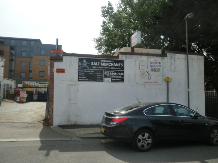 The Avenue, N11