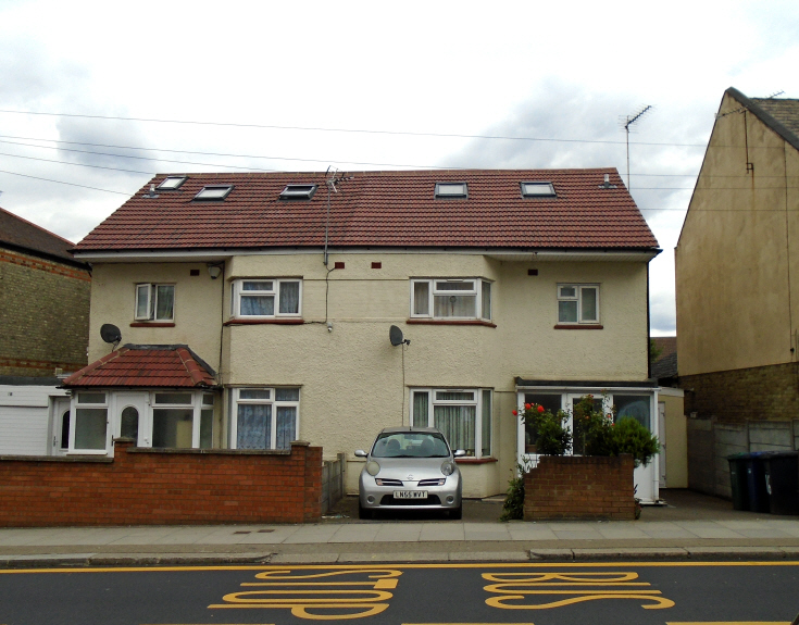 Oakleigh Road South, N11